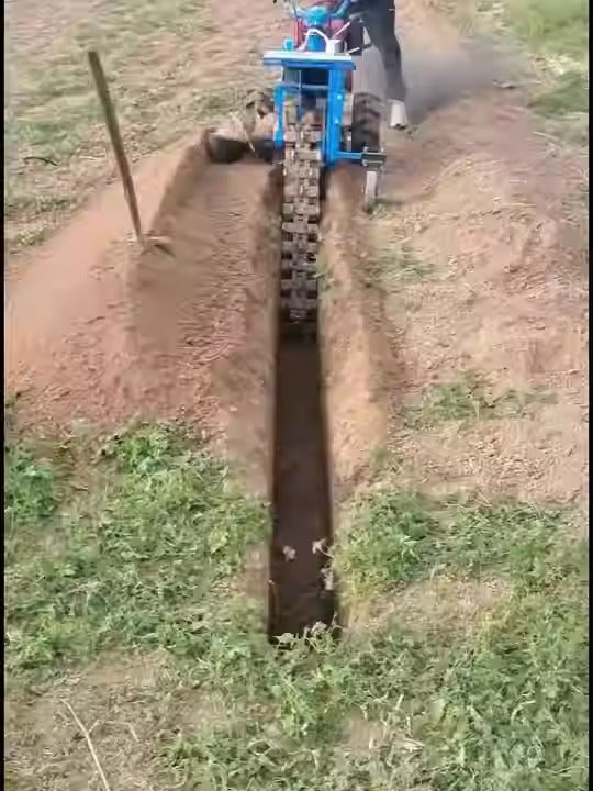 SELF PROPELLED 15 HP TRENCHER